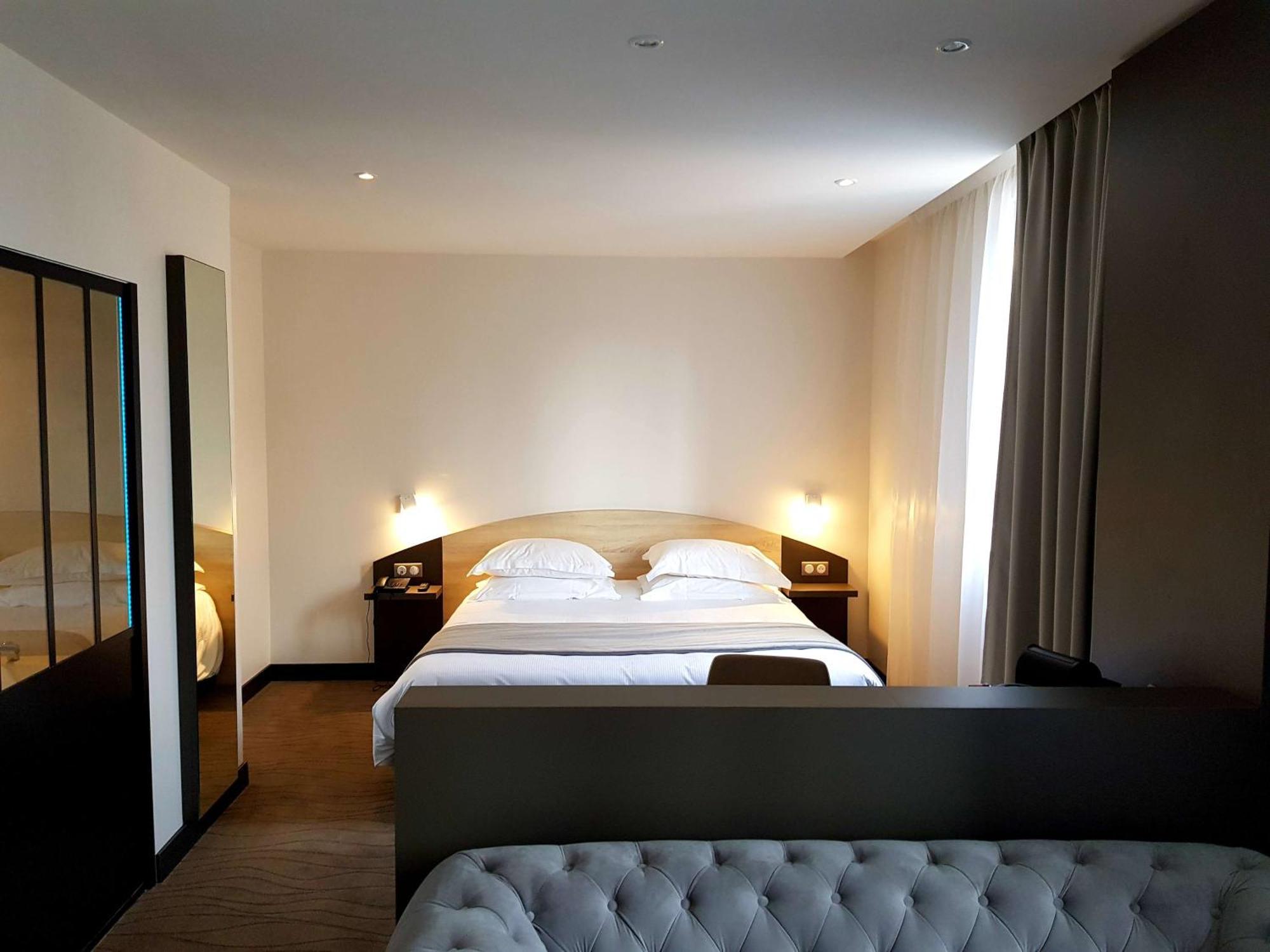 Brit Hotel De Grignan Vichy Exterior photo